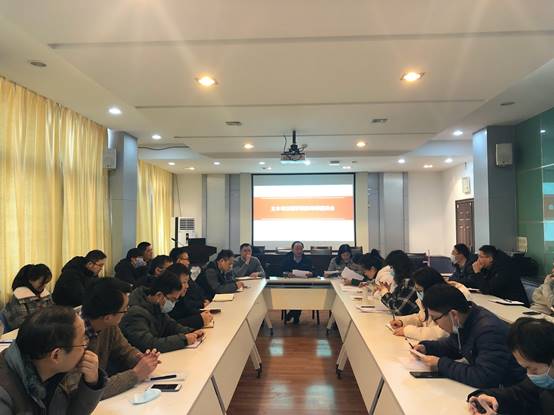 会议室里的人们
描述已自动生成