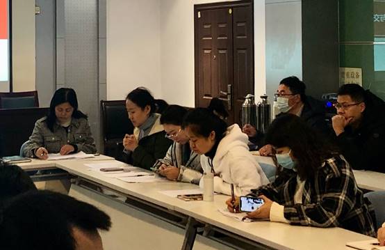 一群人坐在桌子前
描述已自动生成